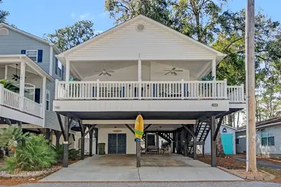 Image de The Surf Shack-Limo Golf Cart & Linens Included in Ocean Lakes Family Campground