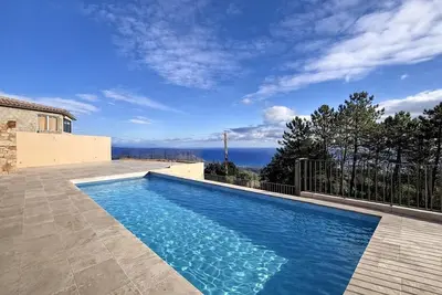 Image de Villa en pierre avec piscine et vue mer panoramique