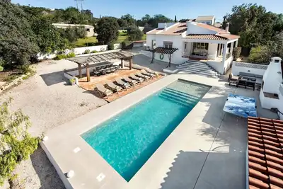 Image de Maison de vacances « Belle villa de vacances en Algarve » avec piscine privée et chauffée