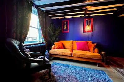 Image de Luxury Tudor cottage, romantic log burners, pink bathtub, Old Town near beach