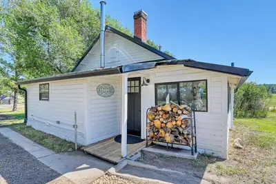 Image de Cozy, charming carriage house on a historic farm in Elbert