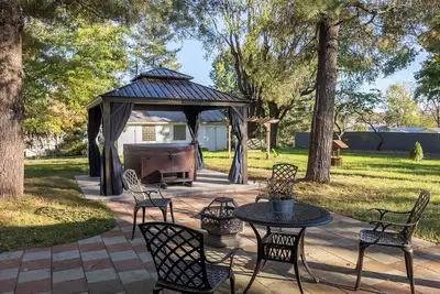 Image de Cozy two bedroom home with hot tub, playroom and fire pit.