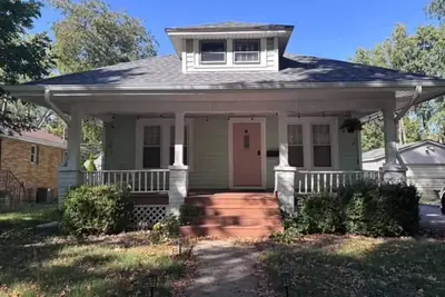 Image de Entire  home in Champaign, Illinois \nOn a beautiful historic tree lined street