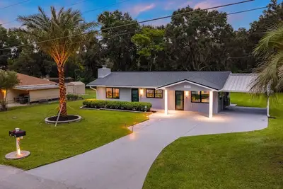 Image de Family-Friendly  sleeps 7-Home Close to Fun