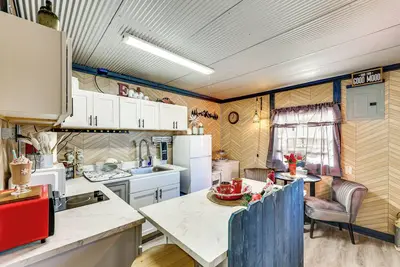 Image de Gym Access On-Site: Cabin w/ Deck in Red Oak!