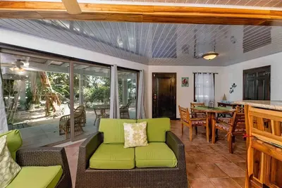 Image de Downstairs Beach Front Villa on West Bay