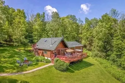 Image de Pet friendly log cabin in the heart of the Catskills that can sleep 13 people!