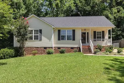 Image de 3-bedroom house in serene Garner with king bed and fenced yard