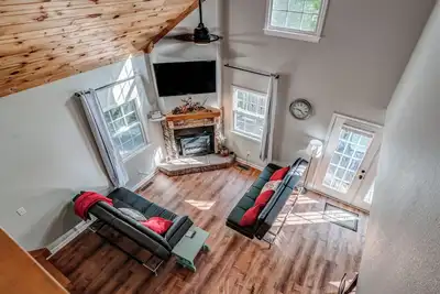 Image de Walk to Helen Main St! Hot Tub • Sleeps 9 • Alpenrosen Retreat