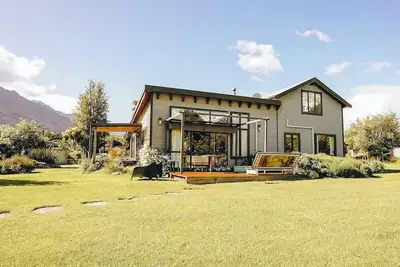 Image de Bee Wild Garden Sanctuary - Private Oasis - Entire home in Glenorchy, Nz