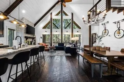 Image de \"Modern Hochatown Getaway: Hot Tub, Pool Table, Ev Charging