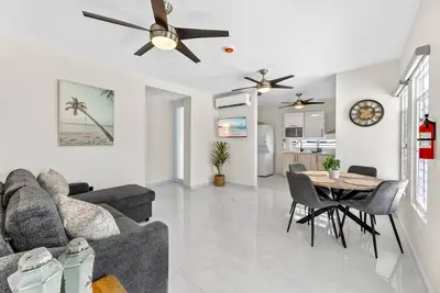 Image de Spacious Apt. with Private Balcony, 2 Br | Sleeps 6 (Hr 1b)