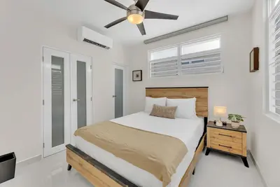 Image de Modern Retreat w/ Private Balcony, 1br for 3 (2c Hr)