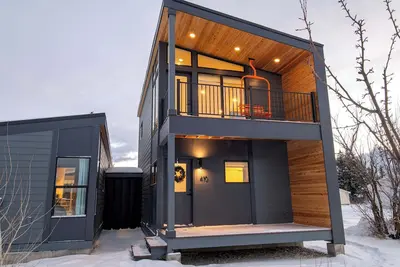 Image de Ski Hill Loft – Hot Tub, In-Town Convenience