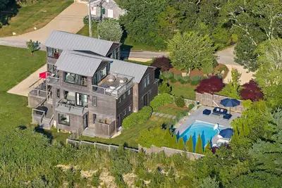 Image de Sengekontacket Contemporary With Pool, Hot Tub And Water Views