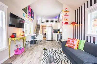 Image de Rainforest Tiny Home Retreat Abstract Modern