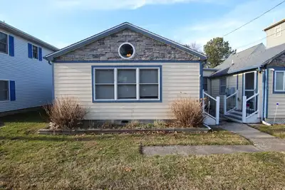 Image de 306 Midland- This inviting ranch-style vacation home in Lewes, Delaware offers a perfect blend of comfort, convenience, and coastal charm.