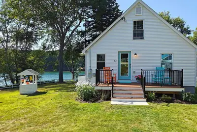 Image de Oceanfront cottage on tranquil cove in Harpswell with wharf and water access