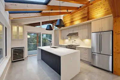 Modern & spacious timber frame home, 3 bed, 5 bath. W/ Sauna + Espresso