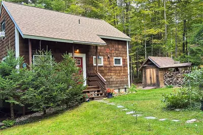 Image de Cozy chalet w/ woodstove, bbq, firepit, w/d, a/c, Chimney Hill Clubhouse access