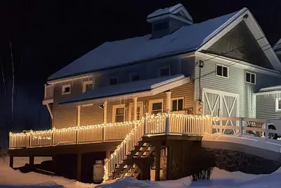 Image de Victorian carriage house, close to skiing w/ hot tub, bbq, deck, w/d, wifi