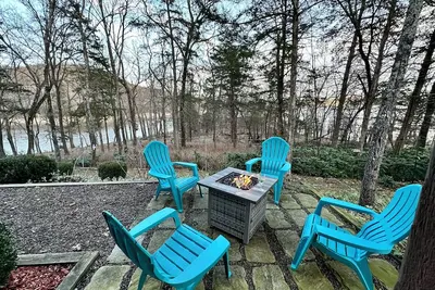 Image de Lake Front Escape with Kayaks, Fire Pit, Pool & Pickleball