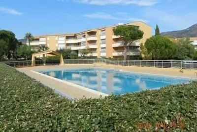Image de résidence avec Piscine au Lavandou beau T2 + cabine  4 couchages