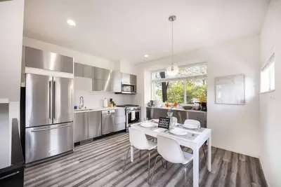 Image de Modern 3br Retreat, Minutes to Swedish & Downtown