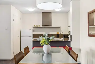 Image de Cozy 2-Bedroom Apartment with City Views