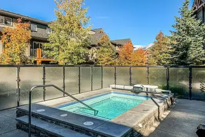 Image de Cozy Condo With Hot Tub+Gym & Underground Parking