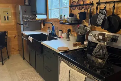 Image de Comfort Cabin, newly renovate, 20 mins from Red Deer and steps to the lake