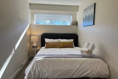 Image de Cheerful 3-bedroom 2 bathroom home with free street parking