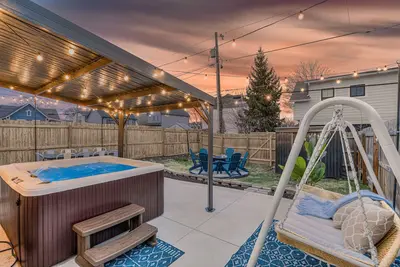 HotTub~FirePit~Games~YogaNook~5 Mins to Downtown