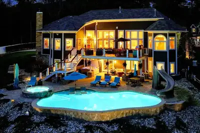 Image de New 7br Lakefront Lake Anna, Pool, Spa, Dock