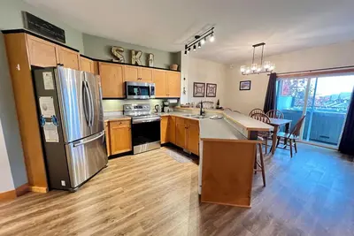Image de Claim the best location in Northstar Mountain Village! This true ski-in/ski-out 2br/2ba unit provides direct access to the slopes from your door. But it's more than just a ski haven; it's a year-round Adventure Hub!