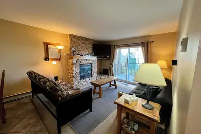 Image de Your clean, comfortable Rocky Mountain escape! True ski-in/ski-out 2br condo right on the Main Run. Enjoy beautiful views, quality linens, a full kitchen, and year-round hot tub. The perfect, affordable base for family fun and relaxation.