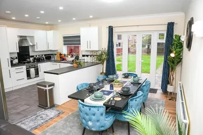 Image de Spacious 4-Bed Near Heathrow | Sleeps 9 | Free Parking & WiFi