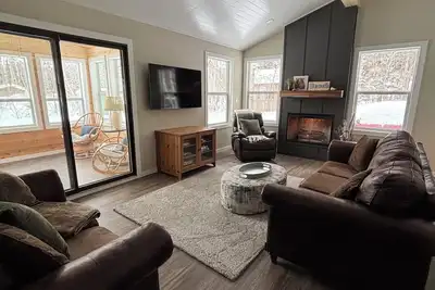 Image de Newly renovated 4 season cozy 3 bedroom cottage steps from Lake Winnipeg