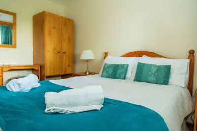 Image de 3-bedroom townhouse with country views and pool access at Honicombe Holiday Park