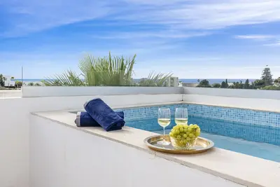 4-Bedroom townhouse with private rooftop pool!