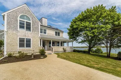 Quintessential Cape Cod home on Great Pond Rplo026