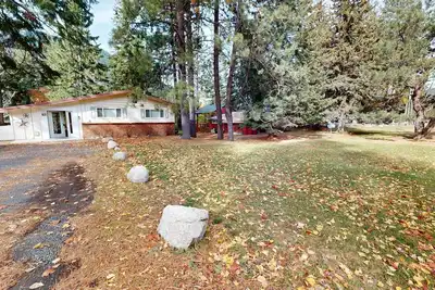 Image de Chimney Lake on the River is your ideal vacation home. Nestled along Wallowa Lake and located just off the main road, this charming retreat combines convenience, comfort, and the natural beauty of Eastern Oregon.