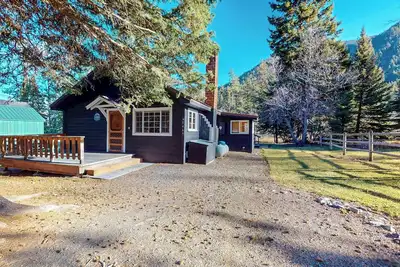 Image de Moccasin Lake is a pet-friendly riverfront cabin on Wallowa Lake, large yard, sleeps 6