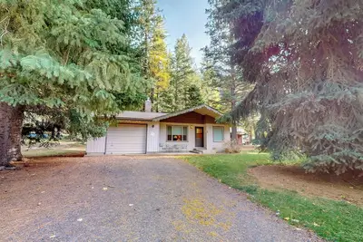 Image de Frazier Lake, a dog-friendly 2-bedroom Wallowa Lake vacation rental with king beds, fireplace, yard, deck, Bbq, and walkable attractions.
