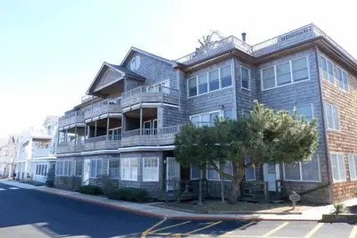 Image de Beautiful Penthouse 3 Bedroom Condo in Breakwater House with Bay Views!