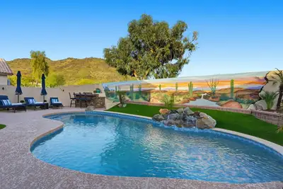 Image de Welcome to Paradise by the Pool, a laid-back yet elevated desert escape located in the desirable Arrowhead Lakes community of Glendale. Thoughtfully designed and professionally hosted by The Welcome Key!