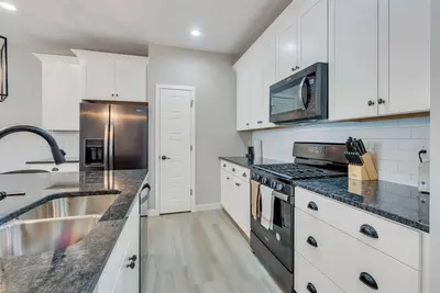 Image de Luxe Retreat for 10+ in Thanksgiving Point • Pet Friendly