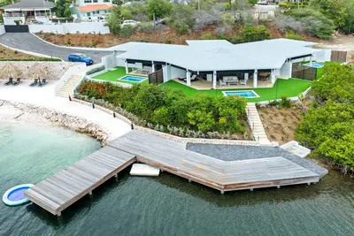 Dolce Vita Beach, Waterfront Bungalow B with private beach