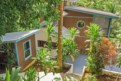 Jungle Retreat! Walk to beach