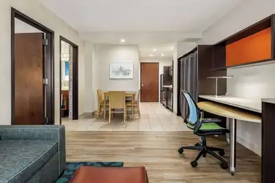 Image de Energizing 1-Bedroom King Suite w/ Modern Furnishings & a Spacious Relaxing Area